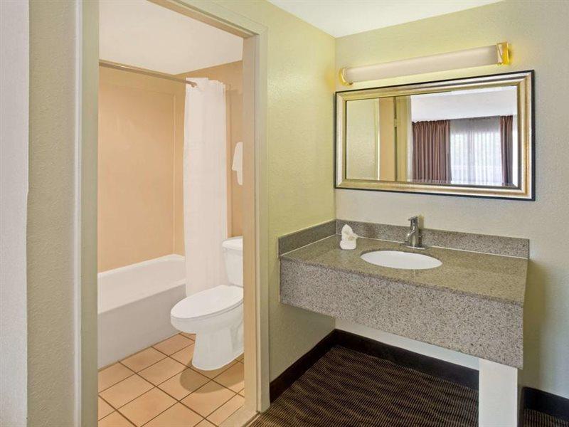Days Inn By Wyndham Silver Spring Kültér fotó