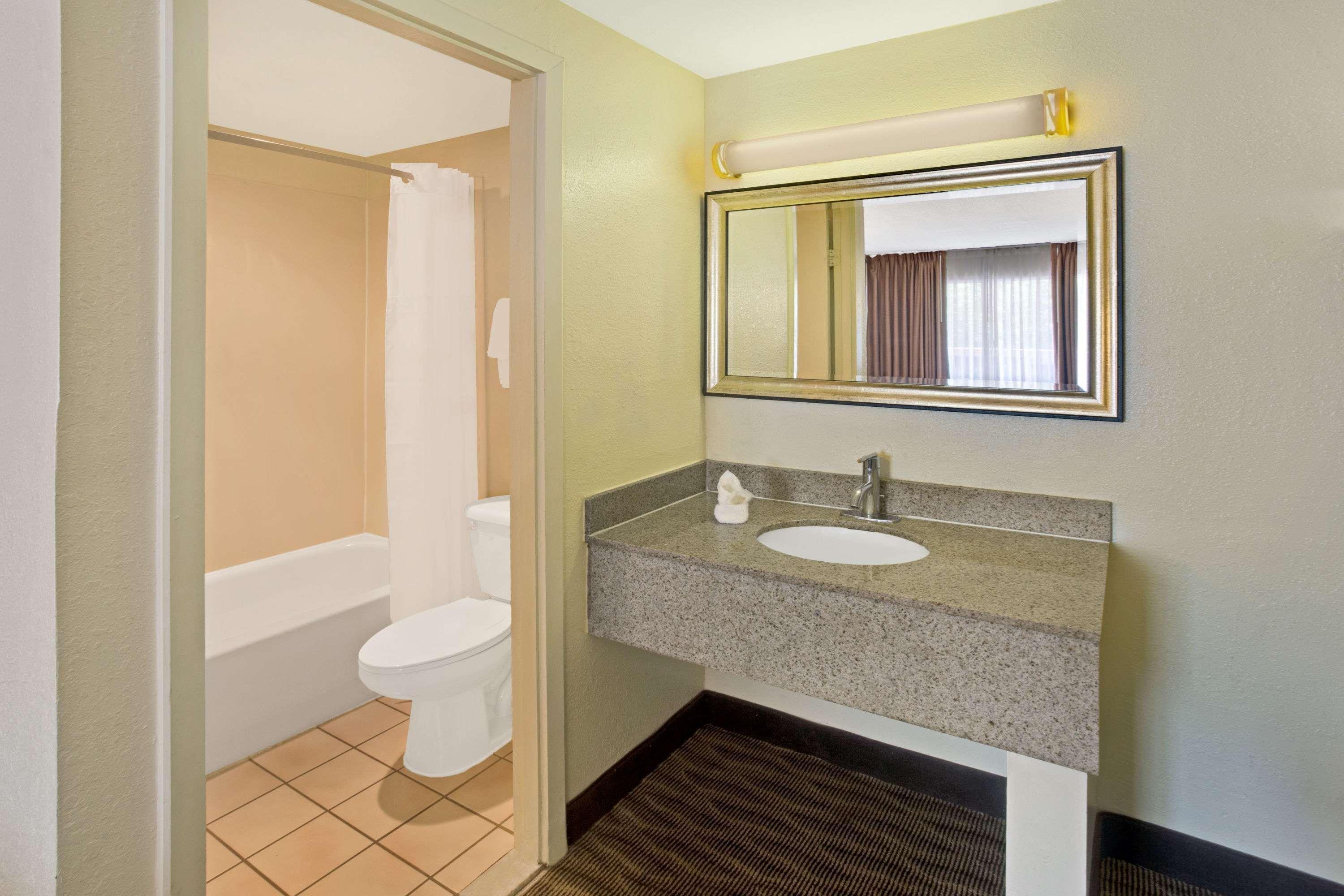 Days Inn By Wyndham Silver Spring Kültér fotó